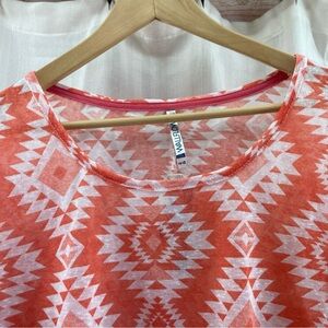 NWT Wallflower Orange and White Patterned Tee 1X‎